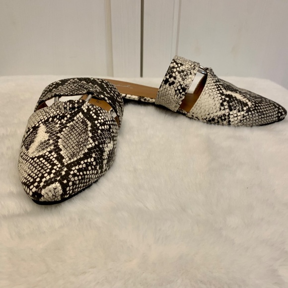 EUC Qupid Snakeskin Flats Size 7 - Picture 3 of 5